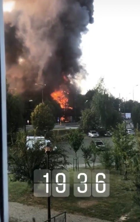 Pożar na Felinie. Pali się budynek przy ul. Doświadczalnej. Dym widać z odległych dzielnic (ZDJĘCIA, WIDEO)