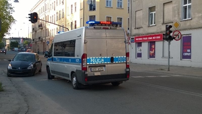 Wypadek autobusu na ul. 6 Sierpnia. Pasażerka trafiła do szpitala [zdjęcia]