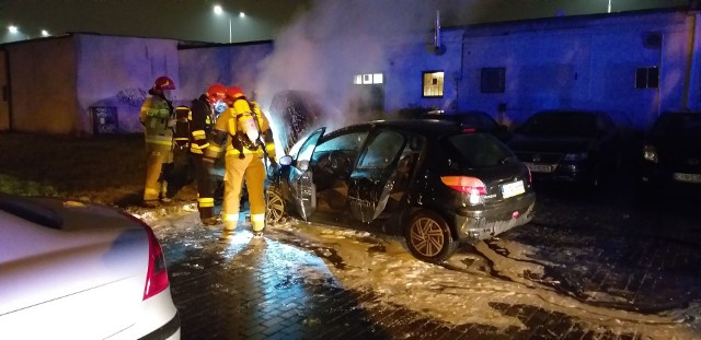 Przed godziną 18 na parkingu przed blokiem przy alei Niepodległości 18 w Inowrocławiu palił się samochód. Na miejsce przybyli strażacy, którzy ugasili auto. Na szczęście nikomu nic się nie stało. Policja wyjaśnia teraz okoliczności tego zdarzenia.