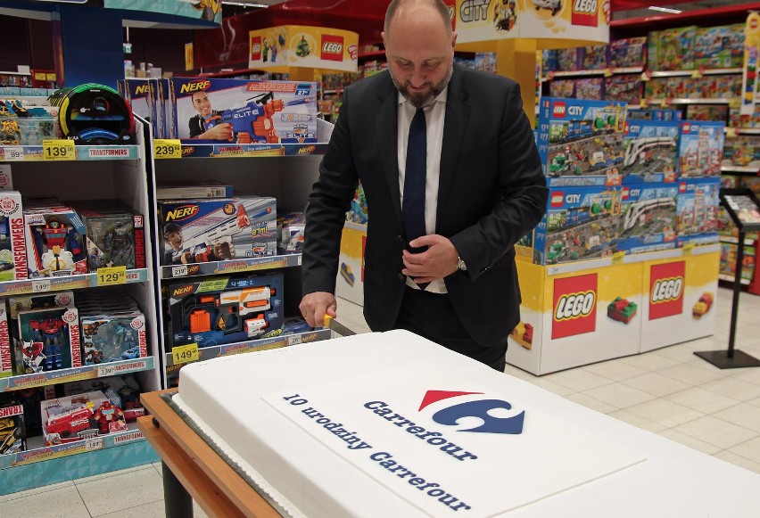 Carrefour w Grudziądzu obchodzi 10-lecie istnienia. Klientów...