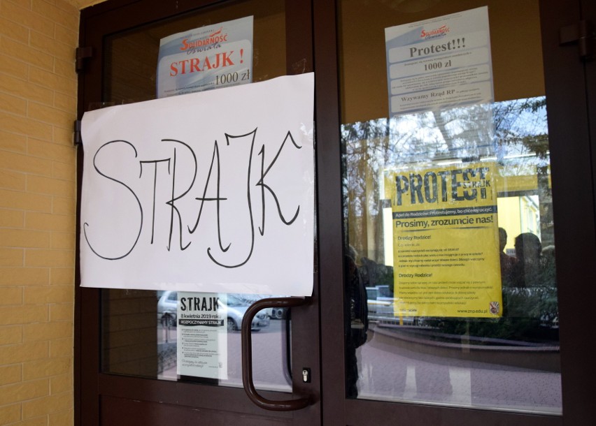 Strajk nauczycieli 2019 w Tarnobrzegu. Puste szkoły, większość uczniów została w domach 