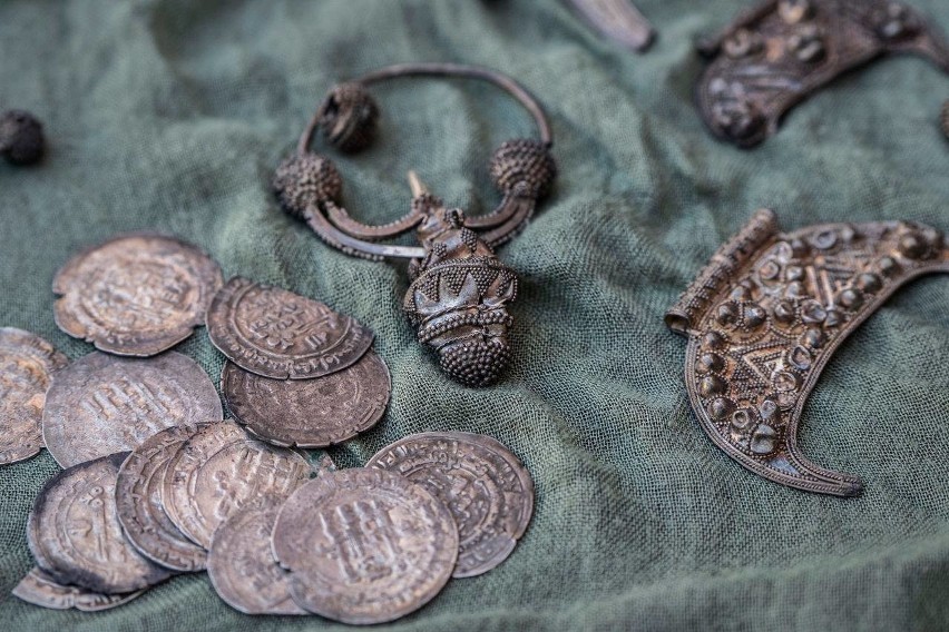 Dokładnie 541 srebrnych monet wczesnośredniowiecznych (tzw....