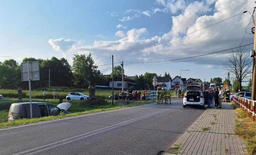 Wypadek w gminie Słomniki. Zderzyły się trzy samochody, jedna osoba została ranna