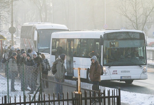 - Kilka wozów zamarzło podczas kursów po mieście. Przede wszystkim mróz dał się we znaki układom hydraulicznym. Były kłopoty z autobusowymi drzwiami - mówi Mariusz Kuszel, prezes MPK.