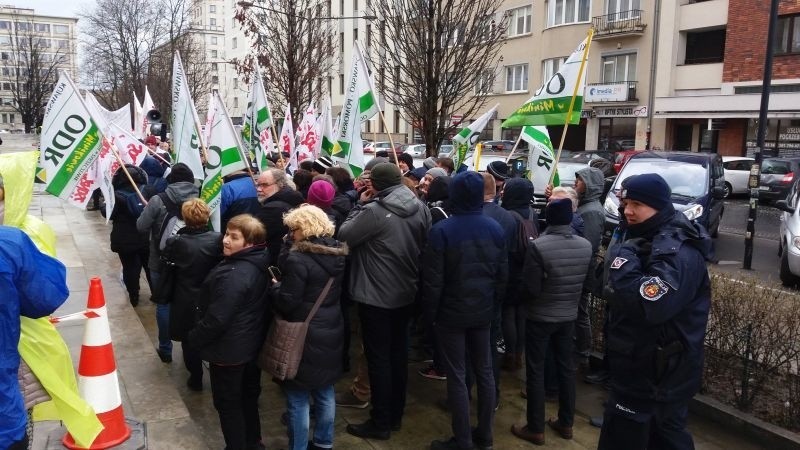 Protest pracowników ośrodków doradztwa rolniczego przed ministerstwem rolnictwa [zdjęcia]