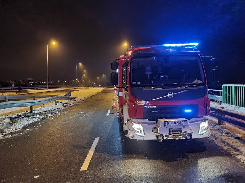 22-latek roztrzaskał BMW na obwodnicy Przemyśla. Stracił panowanie nad autem i uderzył w bariery [ZDJĘCIA]