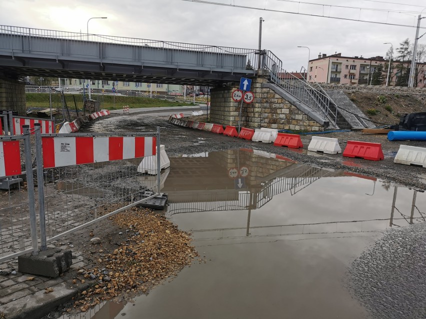 Chrzanów. Wiadukty gotowe od dawna. Kiedy rozpocznie się budowa dróg pod nimi? [ZDJĘCIA] 