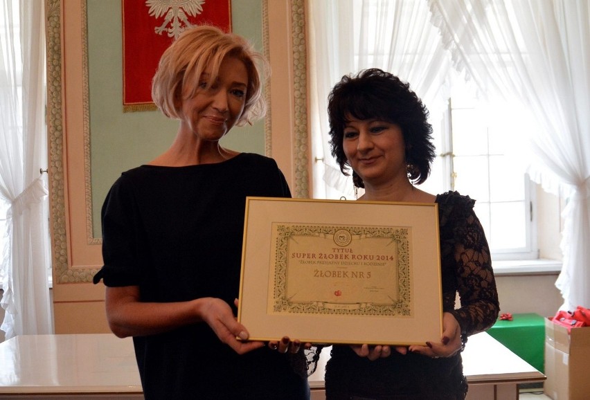 Nagrodę odbiera Małgorzata Chomicz, dyrektorka najlepszego...