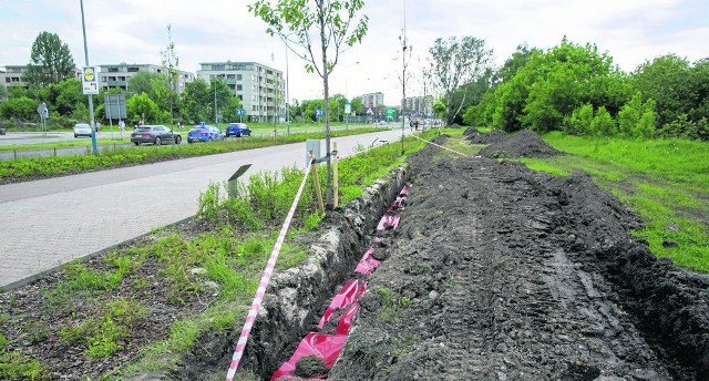 Aleja Podróżników została rozorana przez pracowników, którzy wkopywali kabel energetyczny