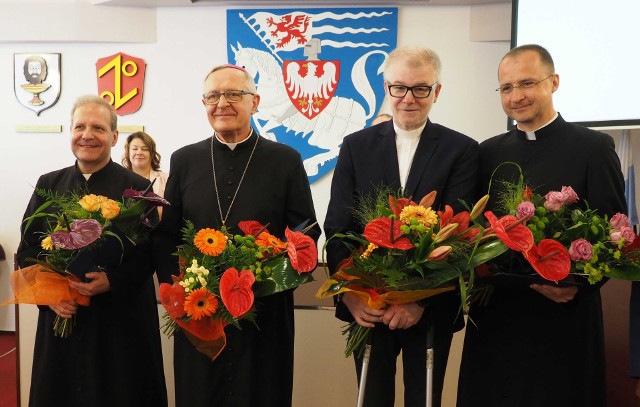 Ksiądz biskup Edward Dajczak oraz księża Radosław Siwiński, Jarosław Krylik i Andrzej Hryckowian otrzymali dziś medale "Za zasługi dla Koszalina"