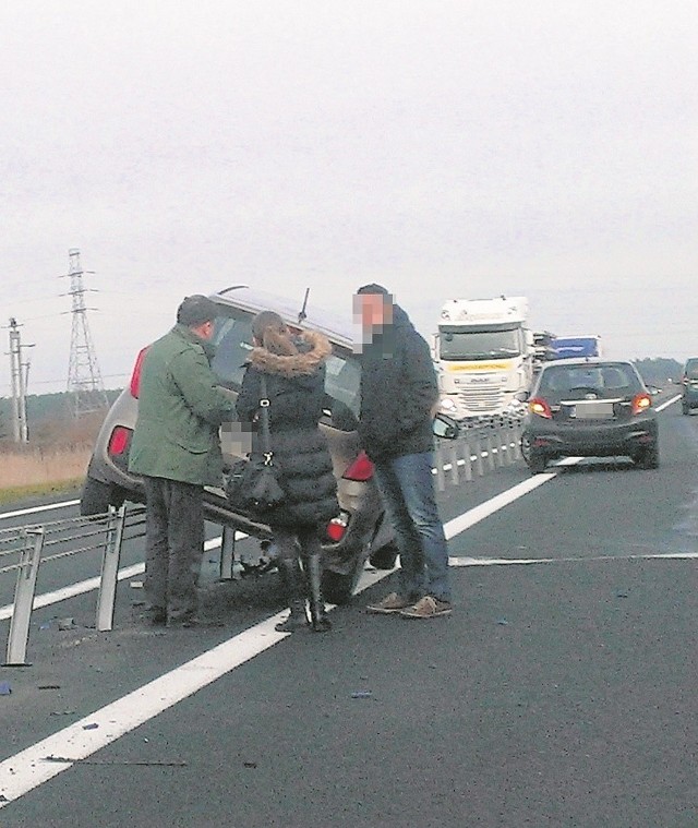 Na alarm@gs24.pl otrzymaliśmy zdjęcie internauty Emila, na którym widać auto, które niemal zawisło na barierze linowej