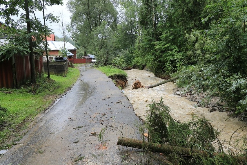 Katastrofalna sytuacja w Ochotnicy Górnej. Woda zniszczyła drogi i domy [ZDJĘCIA]