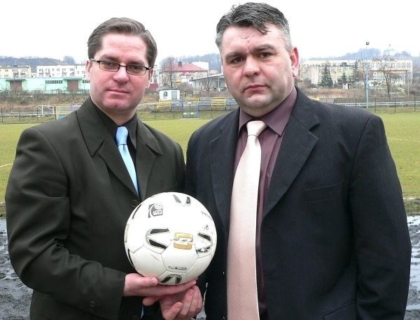 Prezes Jerzy Kucybała (z prawej) i wiceprezes Adam Sroka z nadzieją czekają na rundę wiosenną. I wierzą, że Nida utrzyma się w drugiej lidze.