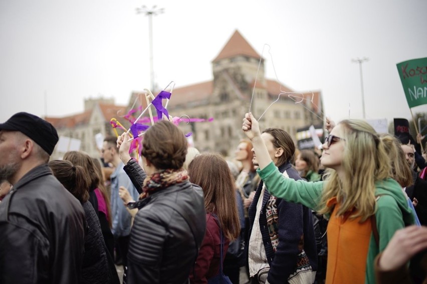 Manifestacja na placu Mickiewicza: "Stop dla zakazu aborcji....