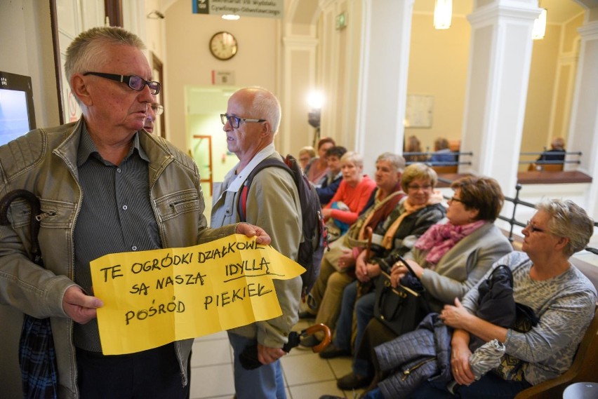 Tłumy działkowców przyszły dziś (02.10) do Sądu Okręgowego w...