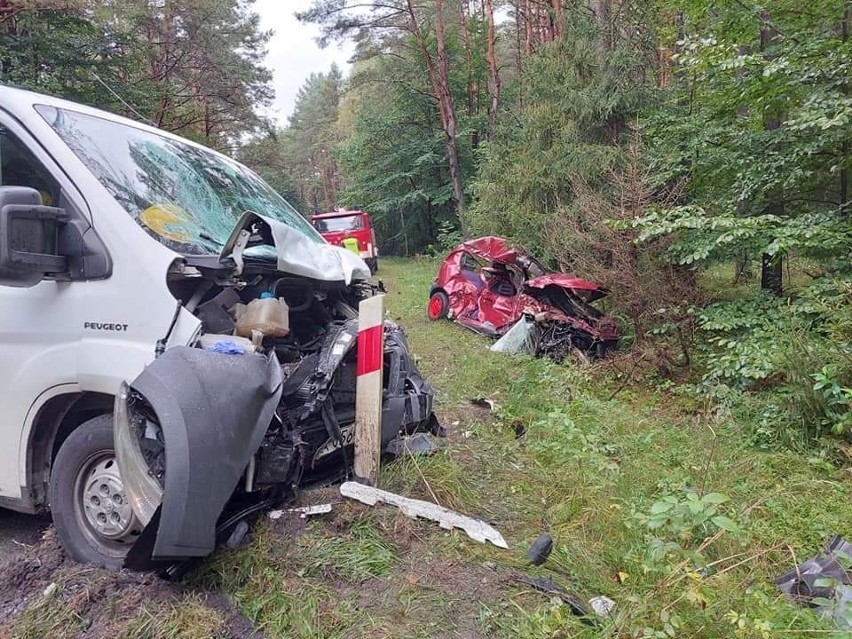 Wypadek w Kwaśniowie. Kierowca zginął w zmiażdżonycm...