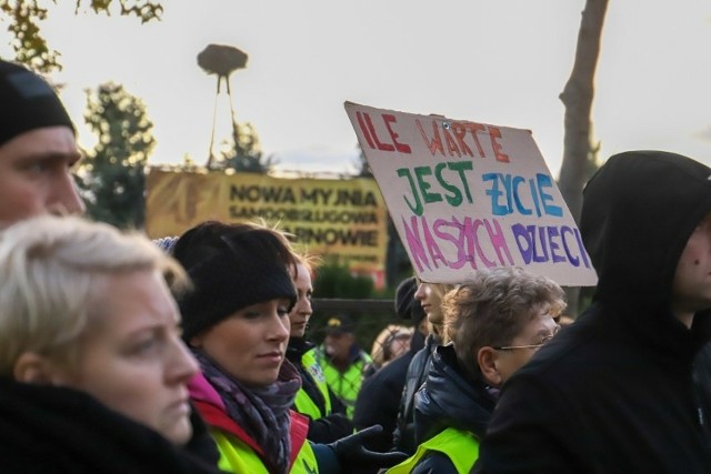 Po tragicznej śmierci 15-letniego Jakuba mieszkańcy Czarnowa (gm. Zławieś Wielka) zablokowali drogę krajową nr 80 w proteście. Domagali się poprawy bezpieczeństwa.