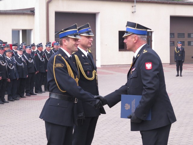 Podczas apelu przed Komendą Powiatową Państwowej Straży Pożarnej w Brodnicy w czwartek, 26 maja strażakom wręczono awanse, odznaczenia i nagrody