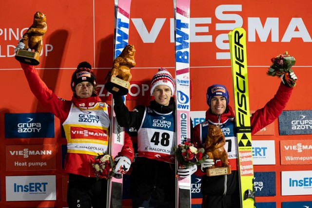 Zwycięzca zawodów w Zakopanem - Halvor Egner Granerud (w środku) i drugi w niedzielnym konkursie Dawid Kubacki (z lewej) są także na dwóch czołowych pozycjach na liście płac.