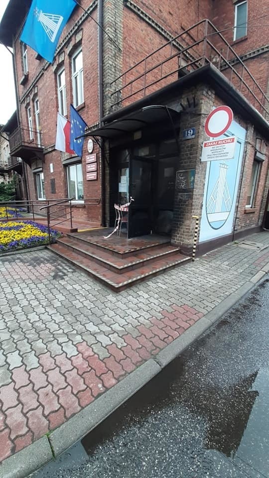 Drzwi do Urzędu Miejskiego w Ciechocinku.