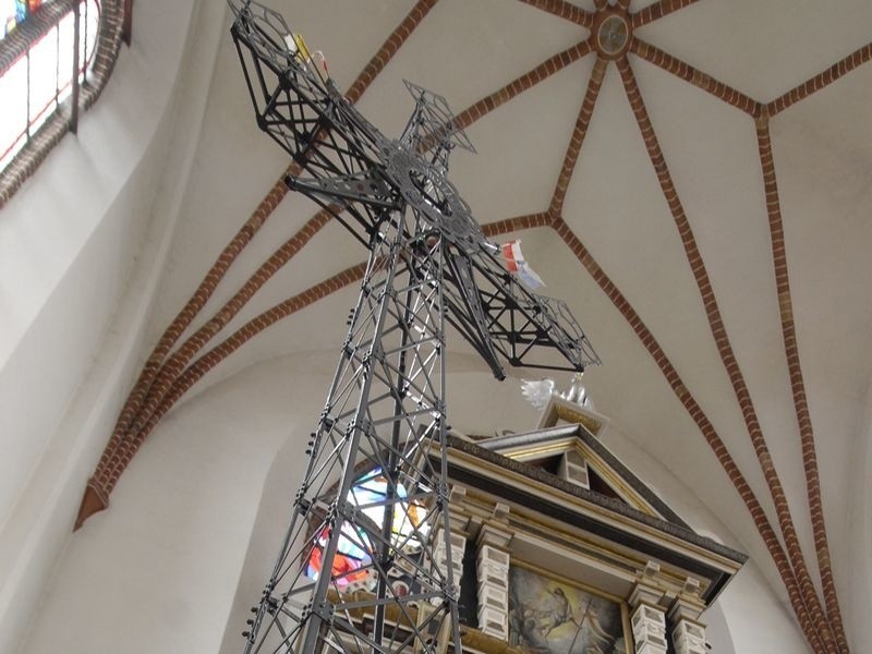 Miniatura krzyza z Giewontu w kościele św. Jacka w Slupsku.