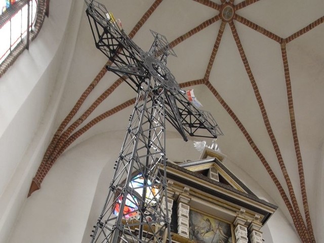 Miniatura krzyza z Giewontu w kościele św. Jacka w Slupsku.