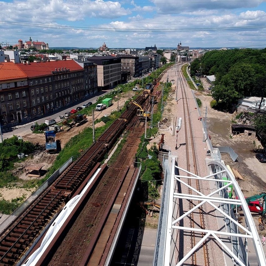 Kraków. Ruszyła rozbiórka mostu kolejowego nad Wisłą. Zniknął już jeden tor [ZDJĘCIA]