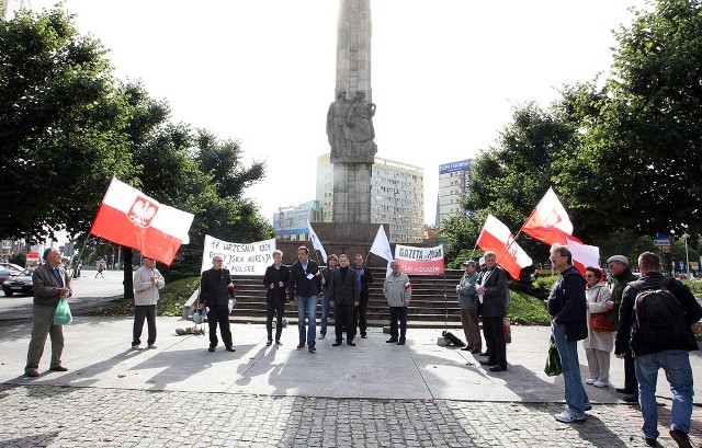 Pomnik Wdzięczności symbolizuję kłamstwo, także kłamstwo katyńskie - mówili zebrani pod obeliskiem na pikiecie PiS. Skandowano także: "Rządy Tuska chyba sowieckie, bo stoją pomniki radzieckie".