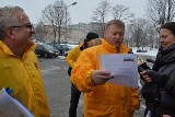 Protest Solidarności pod Lidlem! Kasjerka piecze chleb i bułki [zdjęcia, FILM]