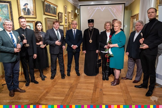 21 grudnia o godz. 15 w Muzeum Podlaskim w Białymstoku odbyła się gala wręczenia Nagród Marszałka Województwa Podlaskiego za osiągnięcia w dziedzinie kultury. Statuetki odebrało 8 osób.