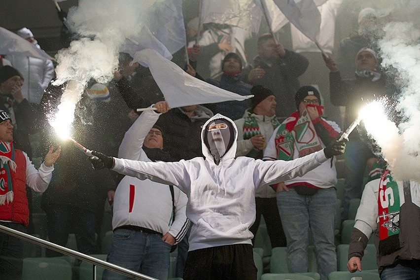 Piłkarze warszawskiej Legii pokonali Piasta Gliwice 2:0....