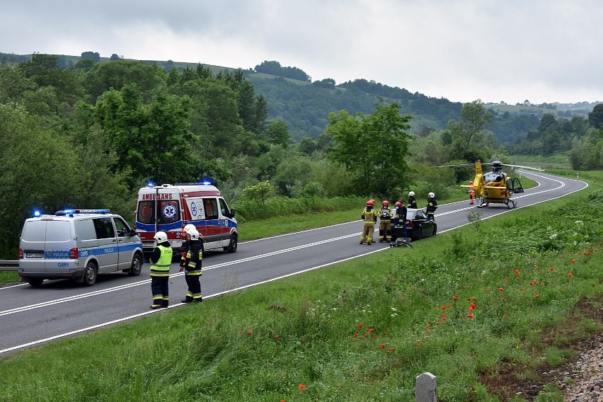 Sędziszowa. Na drodze wojewódzkiej w kierunku Tarnowa doszło do potrącenia 13-latka. Przyleciał po niego helikopter LPR [AKTUALIZACJA]