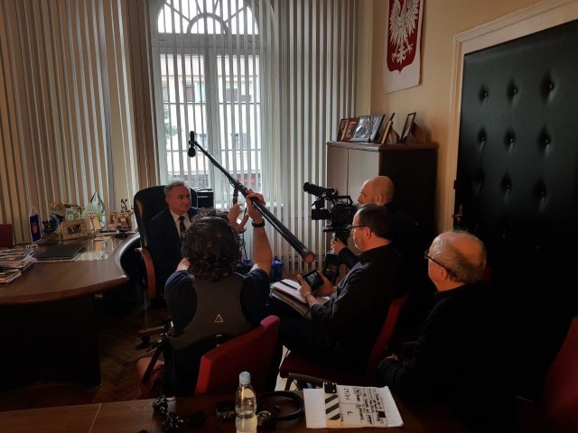 Filmowcy z Francji nagrali rozmowę z Jerzym Wrębiakiem, burmistrzem Brzegu. Na koniec otrzymali miejskie upominki.