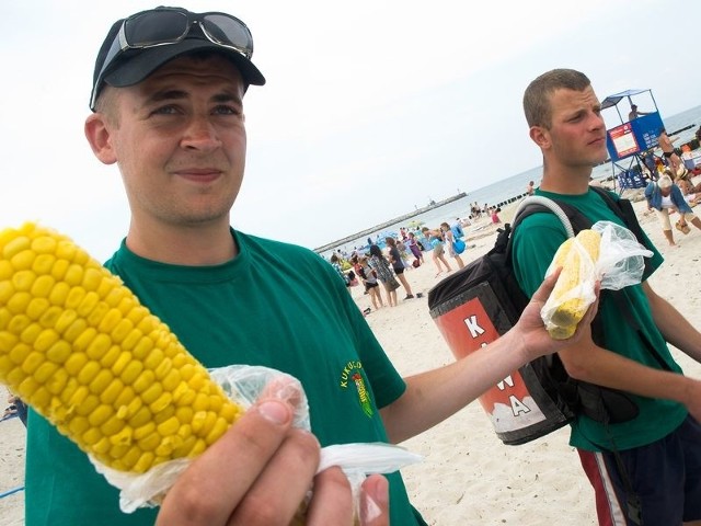 Na usteckiej plaży nie brakuje obnośnych sklepikarzy. Najczęściej sprzedają gotowaną kukurydzę i napoje.