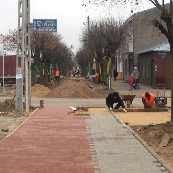 Przy ulicy Krakowskiej w Białobrzegach trwa układanie kostki brukowej na ścieżce rowerowej.