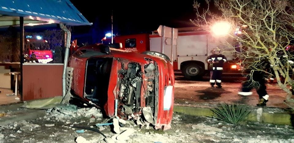 Dramatyczny wypadek w Uradzie. Samochód uderzył w budynek