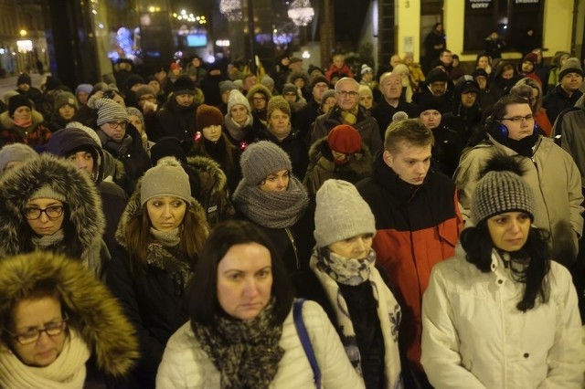 Dzisiaj (14.01) w Toruniu o godz. 18., podobnie jak wielu miastach w Polsce, odbył się "Wiec przeciwko nienawiści i przemocy". Torunianie uczcili w ten sposób pamięć tragicznie zmarłego prezydenta Gdańska, Pawła Adamowicza. Na starówce pojawiły się tłumy.Diecezjalny duszpasterz parlamentarzystów i samorządowców ks. prał. Marek Rumiński zaprasza do wspólnej modlitwy w intencji zmarłego prezydenta Gdańska Pawła Adamowicza.Msza św. za śp. Pawła Adamowicza zostanie odprawiona w toruńskiej katedrze 15 stycznia (wtorek) o godz. 18.00Zobacz także: Paweł Adamowicz nie żyje. Prezydent Gdańska zmarł po ataku nożem podczas gdańskiego finału WOŚPNowosciTorun  