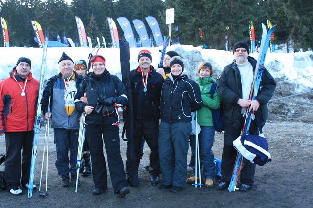 Członkowie radomskiego klubu rowerowego Orkan w nietypowych dla siebie okolicznościach i dyscyplinie sportowej &#8211; przed biegiem narciarskim.