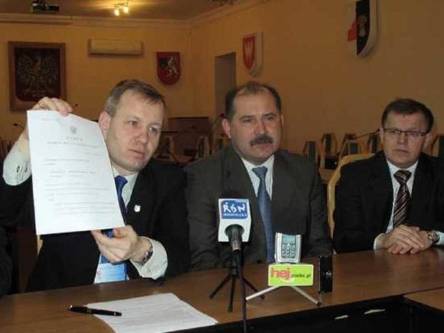 Andrzej Chrabąszcz, starosta mielecki (z lewej), pokazuje wyrok sądu. Obok Leszek Kołacz i Andrzej Gardian, dyrektorzy mieleckiej lecznicy.