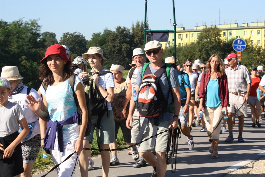 Oświęcimscy pątnicy w pięciu grupach z dekanatów:...