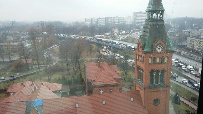 Korki w Katowicach. Za tunelem doszło do kolizji