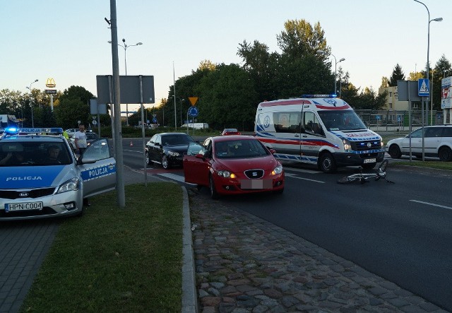 Około godziny 20:40 prawidłowo jadącą rowerzystkę przez przejście dla pieszych na ul. Szczecińskiej, potrącił czerwony seat Leon. Kobieta z obrażeniami ciała została odwieziona do szpitala. Kierowca seata był trzeźwy.