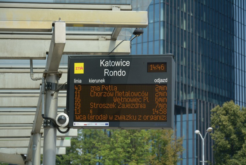 Szklane przystanki w Katowicach. Nigdzie nie jest tak gorąco. "Jest 30 stopni, a nie ma gdzie schronić się przed słońcem"