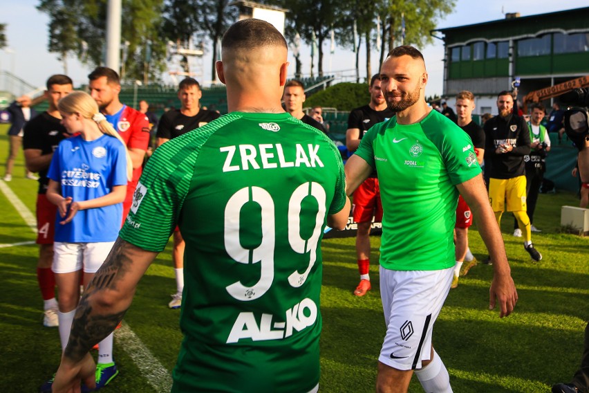 Bartosz Kieliba otrzymał pamiątkową koszulkę z numerem,...