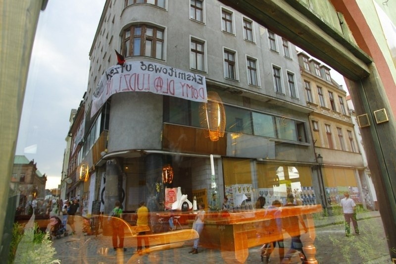 Skłot w kamienicy, która grozi zawaleniem? Anarchiści to lekceważą - bawiło się tam kilkaset osób!