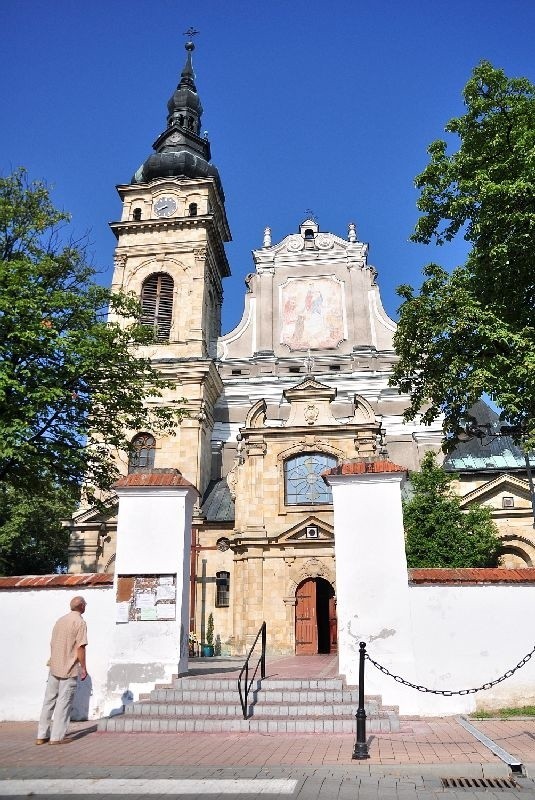 Klasztor Ojców Dominikanów w Tarnobrzegu jest jednym z wielu obiektów sakralnych, który jest oświetlany nocą.