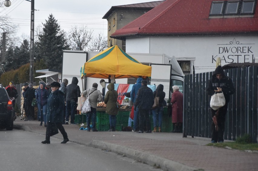 Oświęcim. Za ulicą, przy prywatnych posesjach, rozkładają...