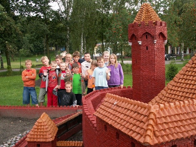 Miłe chwile dzieci spędziły między innymi w Parku Miniatur Zamków Krzyżackich, położonym nad Jeziorem Starogrodzkim. Stąd miały blisko na plac zabaw i do kąpieliska.