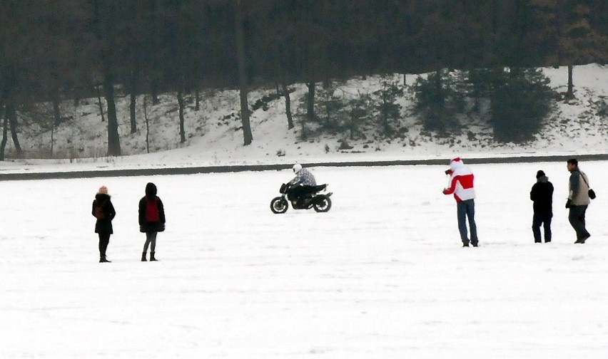 Niedzielny spacer po zamarzniętym zalewie Zemborzyckim (FOTO)