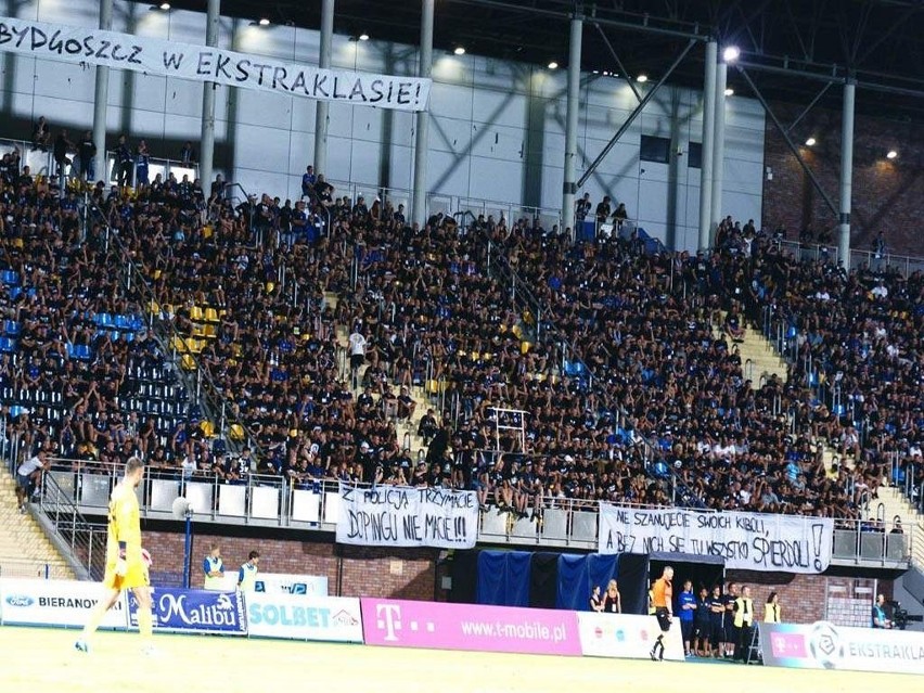 Na stadionie panowała grobowa cisza bowiem kibice z trybuny...